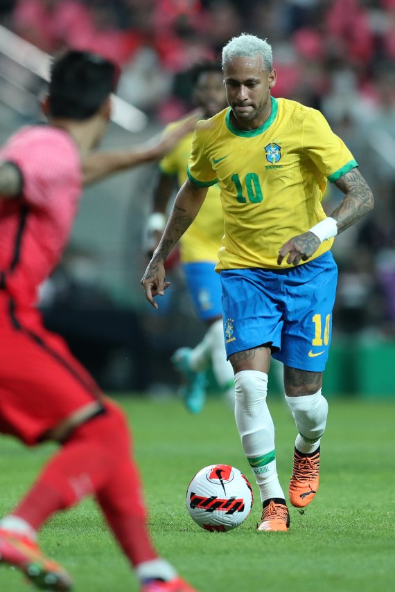 [서울=뉴시스]    Repórter Baek Dong-hyun = Neymar dribla durante amistoso entre Coreia e Brasil no Estádio da Copa do Mundo de Seul em Mapo-gu, Seul, na tarde do dia 2.  02.06.2022.  livertrent@newsis.com