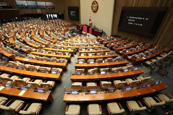 29일 국회에서 열린 본회의에서 국민의힘 의원들이 퇴장한 가운데 더불어민주당 진성준 의원이 국무위원(외교부장관 박진) 해임건의안 제안 설명을 하고 있다. 연합뉴스