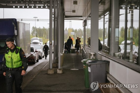 러시아 접경지의 핀란드 출입국사무소 People entering Finland reach the passport control area while border guards officers check the vehicles at the border checkpoint crossing in Vaalimaa, Finland, on the border with the Russian Federation on September 29, 2022. - Fearing the border may close "forever" after the Russ