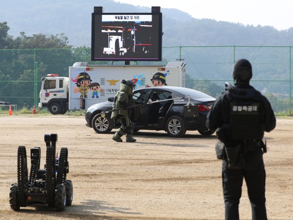 29일 오후 서울 서초구 경찰특공대에서 드론이 폭발물을 탑재한 상황을 가정한 대테러 관계기관 합동 훈련이 진행되고 있다. 2022.9.29/뉴스1 ⓒ News1 신웅수 기자
