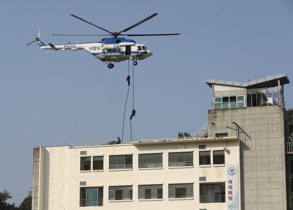 29일 오후 서울 서초구 경찰특공대에서 테러범이 인질을 잡은 상황을 가정한 대테러 관계기관 합동 훈련이 진행되고 있다. 2022.9.29/뉴스1 ⓒ News1 신웅수 기자