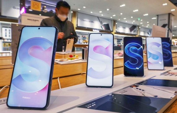 삼성전자 상반기 플래그십 스마트폰 '갤럭시S22'2022.2.24/뉴스1 ⓒ News1 민경석 기자