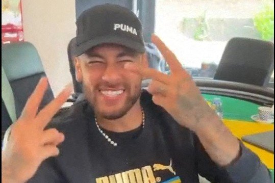 보우소나루 지지 동영상 찍은 네이마르 This video screen grab handout released on September 29, 2022, by The official Twitter account of Brazilian Minister of Communications Fabio Faria shows Brazilian superstar Neymar flashing the V sign at an undisclosed location. - Brazilian President Jair Bolsonaro got a celebrit