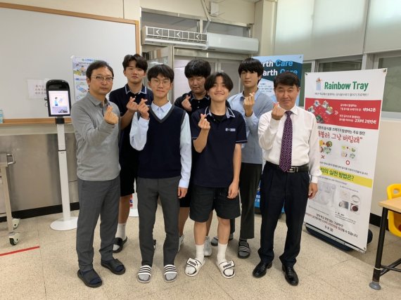 신재빈 교사, 변성현 교장와 '그린파머스' 학생들 [신재빈 교사 제공. 재판매 및 DB금지]