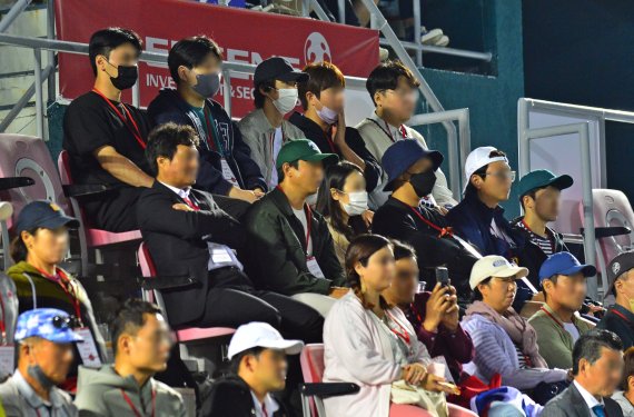 [서울=뉴시스] 그룹 방탄소년단(BTS) 멤버 진(맨 윗줄 가운데)이 29일 서울 송파구 올림픽공원 테니스코트에서 열린 2022 유진투자증권 코리아오픈 테니스대회 단식 카스페르 루드와 니콜라스 재리의 경기를 관람하고 있다. (사진=유진투자증권 코리아오픈대회 조직위원회 제공) 2022.09.30. photo@newsis.com *재판매 및 DB 금지