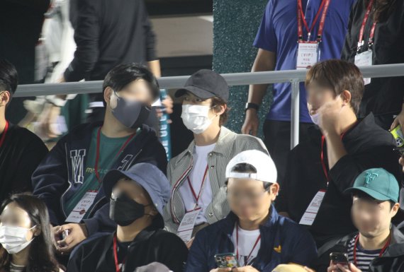 [서울=뉴시스] 그룹 방탄소년단(BTS) 멤버 진(가운데)이 29일 서울 송파구 올림픽공원 테니스코트에서 열린 2022 유진투자증권 코리아오픈 테니스대회 단식 카스페르 루드와 니콜라스 재리의 경기를 관람하고 있다. (사진=유진투자증권 코리아오픈대회 조직위원회 제공) 2022.09.30. photo@newsis.com *재판매 및 DB 금지