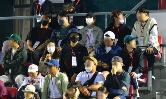 [서울=뉴시스] 그룹 방탄소년단(BTS) 멤버 진(맨 윗줄 가운데)이 29일 서울 송파구 올림픽공원 테니스코트에서 열린 2022 유진투자증권 코리아오픈 테니스대회 단식 카스페르 루드와 니콜라스 재리의 경기를 관람하고 있다. (사진=유진투자증권 코리아오픈대회 조직위원회 제공) 2022.09.30. photo@newsis.com *재판매 및 DB 금지