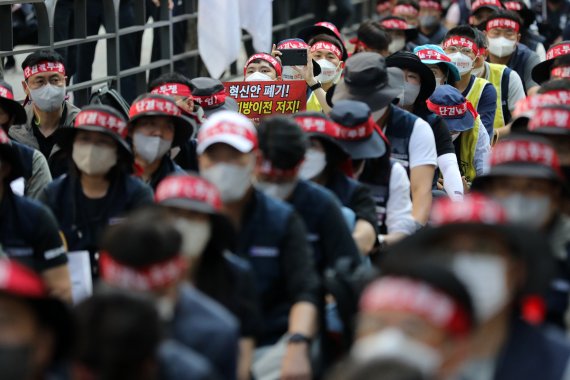 전국금융산업노동조합원들이 지난 9월 30일 오후 서울 종로구 정부서울청사 후문 앞에서 금융감독원, 금융위원회 규탄대회를 열고 국책은행 우량자산 이관 검토 등 금융공공기관 혁신안 폐기, 산업은행 지방이전 추진 중단, 점포폐쇄 방관 등 사측의 금융공공성 외면 형태에 대한 적극적 감독 등을 촉구하고 있다. /뉴스1