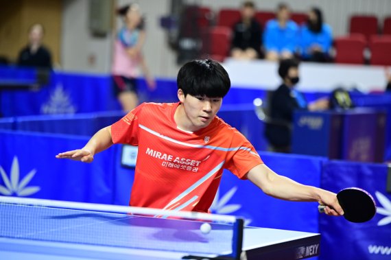 [서울=뉴시스] 미래에셋증권 남자 개인단식 결승전에서 우승한 박규현. 2022.09.30. (사진=한국실업탁구연맹 제공) *재판매 및 DB 금지