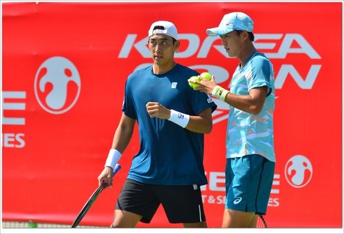 송민규(왼쪽)와 남지성의 2회전 경기 모습. [유진투자증권 코리아오픈 대회 조직위원회 제공. 재판매 및 DB 금지]