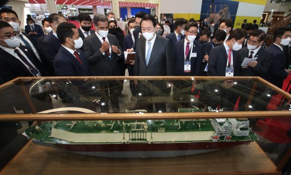 윤석열 대통령이 지난 5월24일 대구 엑스코(EXCO)에서 열린 2022 세계가스총회 개회식에 참석해 전시장을 둘러보고 있다. 당시 80여개국의 글로벌 에너지 기업 470개사가 참가해 글로벌 화두로 떠오른 에너지 안보, 기후변화, 탄소중립 등에 대해 논의했다. (대통령실사진기자단) 2022.5.24/뉴스1 ⓒ News1 오대일 기자