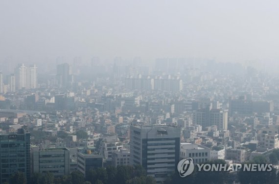 미세먼지 농도 '나쁨'을 보인 지난 29일 서울 도심이 뿌옇게 보이고 있다. 연합뉴스 제공