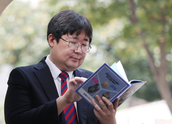 [서울=뉴시스] 김진아 기자 = 공학 박사이자 SF소설가인 곽재식 숭실사이버대학교 환경안전공학과 교수가 29일 서울 종로구 한 카페에서 뉴시스와 인터뷰를 하고 있다. 2022.09.29. bluesoda@newsis.com