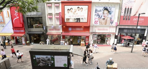 서울 명동거리의 상점들이 에어컨을 튼 채 문을 열고 영업을 하고 있다. ⓒ News1 신웅수 기자