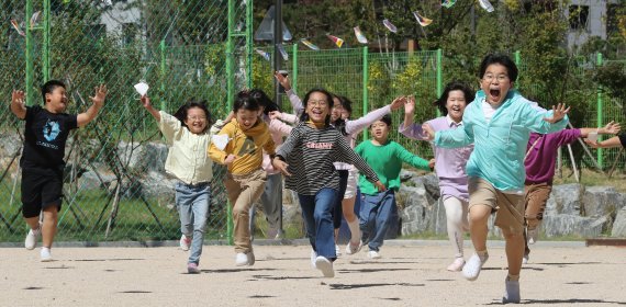 [서울=뉴시스] 김금보 기자 = 야외 마스크 착용 의무가 해제된지 이틀째인 27일 오후 서울 한 초등학교 운동장에서 학생들이 마스크 없는 가을 날씨를 만끽하고 있다. 2022.09.27. kgb@newsis.com