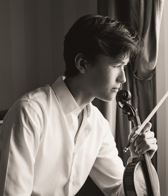 [서울=뉴시스]바이올리니스트 다니엘 로자코비치. (사진=빈체로 제공) 2022.10.01. photo@newsis.com *재판매 및 DB 금지