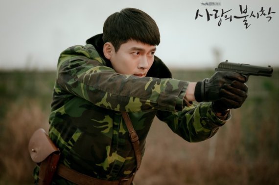 tvN 드라마 사랑의 불시착에서 북한 장교 리정혁 역을 맡았던 배우 현빈.(tvN 홈페이지 갈무리)ⓒ News1