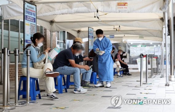 28일 오전 서울 마포구보건소 코로나19 선별진료소에서 PCR 검사를 받으려는 시민들이 대기하고 있다. 연합뉴스 제공