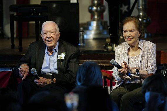 지미 카터(왼쪽) 미국 전 대통령과 부인 로절린 여사가 지난해 7월 10일(현지시간) 고향인 조지아주 플레인스에서 결혼 75주년 기념식을 하고 있다. 카터 전 대통령은 1일 98세 생일을 맞았다. AP연합