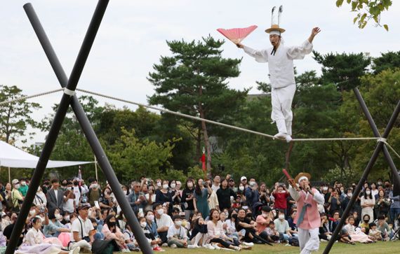 2일 서울 종로구 경복궁 숙설소터에서 열린 ‘2022 가을 궁중문화축전’에서 시민들이 국가긴급보호무형문화재로 지정된 줄타기 시범을 관람하고 있다.<div id='ad_body3' class='mbad_bottom' ></div>사진=박범준 기자