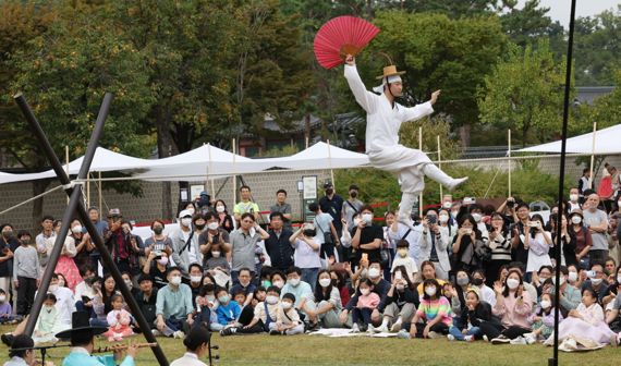 2일 서울 종로구 경복궁 숙설소터에서 열린 ‘2022 가을 궁중문화축전’에서 시민들이 국가긴급보호무형문화재로 지정된 줄타기 시범을 관람하고 있다.사진=박범준 기자