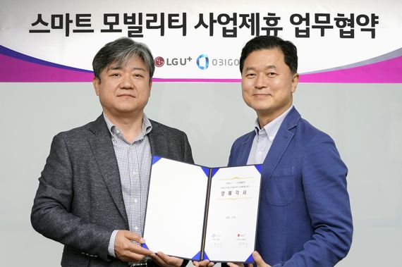 지난 9월 29일 LG유플러스 최택진 기업부문장(왼쪽)과 오비고 황도연 대표가 스마트 모빌리티 사업 제휴를 위한 협약을 체결한 후 기념 사진 촬영을 하고 있다. LG유플러스 제공