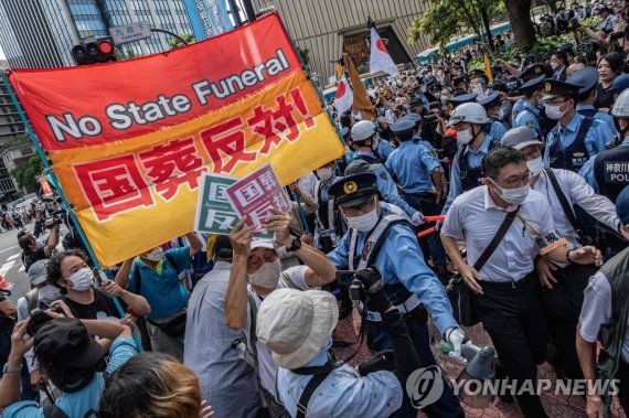 아베 국장 반대 시위가 열린 지난 27일 경찰이 시위대를 저지하고 있다.