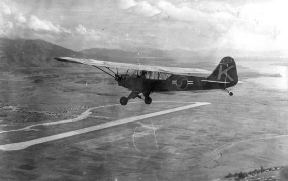 대한민국 최초 항공기 L-4 연락기. 1952년 착륙을 위해 활주로로 접근하는 L-4. 사진=국립공군박물관 제공