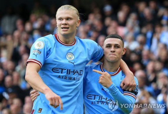 해트트릭의 주인공들 TOPSHOT - Manchester City's English midfielder Phil Foden (R) celebrates scoring his team's sixth goal and his third with Manchester City's Norwegian striker Erling Haaland (L) during the English Premier League football match between Manchester City and Manchester United at the Etihad Sta