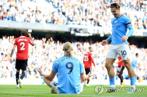 도 닦는 홀란 TOPSHOT - Manchester City's Norwegian striker Erling Haaland (C) celebrates scoring his team's fifth goal and his third during the English Premier League football match between Manchester City and Manchester United at the Etihad Stadium in Manchester, north west England, on October 2, 2022. 