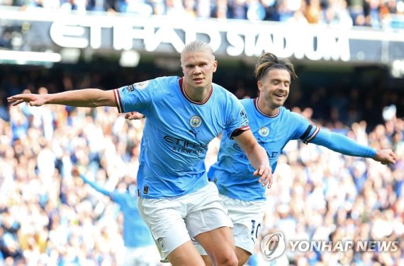 펄펄 난 홀란 TOPSHOT - Manchester City's Norwegian striker Erling Haaland (L) celebrates scoring his team's fifth goal and his third during the English Premier League football match between Manchester City and Manchester United at the Etihad Stadium in Manchester, north west England, on October 2, 2022. 