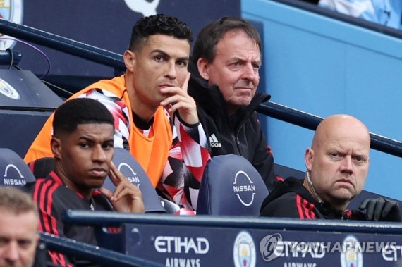 굳은 표정의 호날두 Soccer Football - Premier League - Manchester City v Manchester United - Etihad Stadium, Manchester, Britain - October 2, 2022 Manchester United's Cristiano Ronaldo is seen on the substitutes bench Action Images via Reuters/Carl Recine EDITORIAL USE ONLY. No use with unauthorized audio, v