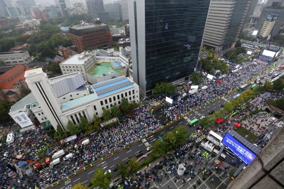 기사 내용과 직접적 관련이 없는 사진. 사진은 지난 2022년 10월 3일 보수단체 회원들이 서울 중구 세종대로 일대에서 개천절 휴일을 맞아 대규모 집회를 하고 있는 모습 /사진=뉴스1