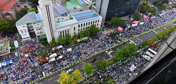 전군구국동지연합회와 태극기 국민혁명 운동본부 등 보수단체 회원들이 3일 오후 서울 중구 세종대로 일대에서 개천절 휴일을 맞아 대규모 집회를 하고 있다. 사진=김범석 기자