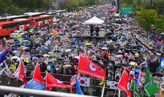 전군구국동지연합회와 태극기 국민혁명 운동본부 등 보수단체 회원들이 3일 오후 서울 중구 세종대로 일대에서 개천절 휴일을 맞아 대규모 집회를 하고 있다. 사진=김범석 기자