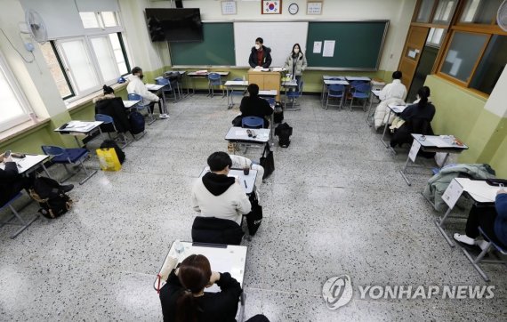 국가공무원 5급 공채 및 외교관 후보자 선발 1차 시험 (서울=연합뉴스) 국가공무원 5급 공채 및 외교관 후보자 선발 제1차 시험이 치러진 26일 서울 강남구의 한 시험장에서 수험생들이 시험 시작을 기다리고 있다. 2022.2.26 [인사혁신처 제공, 재판매 및 DB 금지] photo@yna.co.kr (끝)