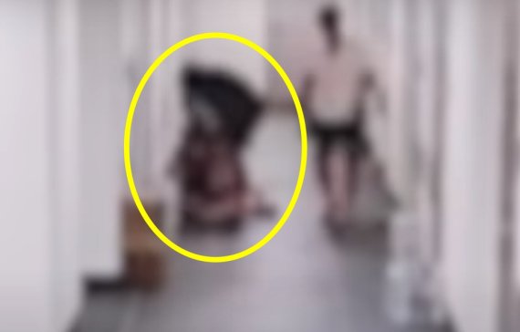 검은색 옷의 남성이 널브러진 여성의 머리를 잡고 벽에 충돌시키는 모습. (MBC 갈무리)