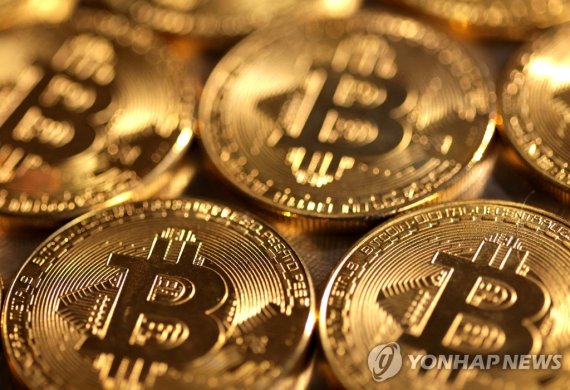 FILE PHOTO: Representations of cryptocurrency Bitcoin are seen in this illustration, August 10, 2022. REUTERS/Dado Ruvic/Illustration/File Photo