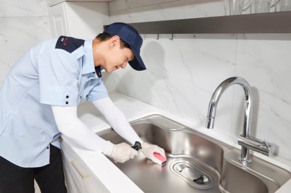 한샘 홈케어 ''케어마스터'가 '부엌클린리폼' 서비스를 진행하고 있다.(한샘 제공)ⓒ 뉴스1