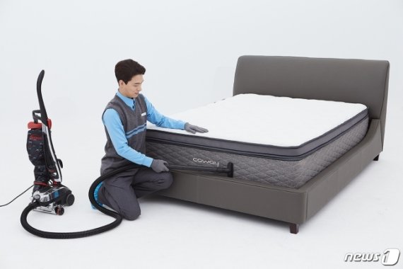 코웨이 홈케어닥터 매트리스케어 서비스 연출 사진(코웨이 제공) ⓒ 뉴스1