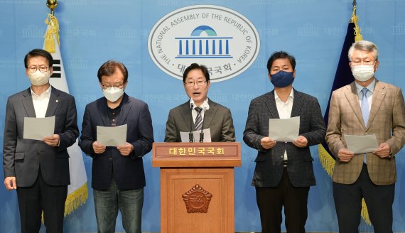 [서울=뉴시스] 최진석 기자 = 박범계(가운데) 더불어민주당 윤석열정권정치탄압대책위원장이 3일 오전 서울 여의도 국회 소통관에서 '감사원의 문재인 전 대통령 조사'와 관련해 발언하고 있다. (공동취재사진) 2022.10.03. photo@newsis.com