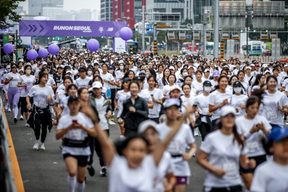 [서울=뉴시스] 정병혁 기자 = 2일 오전 서울 영등포구 여의도공원에서 열린 2022 뉴발란스 런온 서울 우먼스에서 참가자들이 출발하고 있다. 2022.10.02. jhope@newsis.com