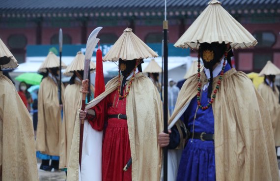 [서울=뉴시스] 김진아 기자 = 3일 오후 서울 경복궁 흥례문 광장에서 수문장 임명의식 특별행사가 진행되고 있다. 수문장 임명의식은 '조선왕조실록' 예종 1년인 1469년 수문장 제도를 최초로 시행했다는 기록을 근거로 문화재청이 재현해 낸 궁궐 문화행사다. 수문장 임명의식 20주년을 기념하는 이번 행사는 전국 수문장 240여 명이 경복궁 흥례문 광장에 모여 국왕 임명을 받는다. 2022.10.03. bluesoda@newsis.com