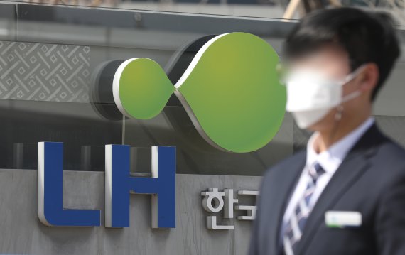 17일 오후 경남 진주시 충무공동 한국토지주택공사(LH)본사 정문에서 LH 직원들이 전국대학생합동조사단 기자회견을 지켜보고 있다. 2021.3.17/뉴스1 ⓒ News1 여주연 기자