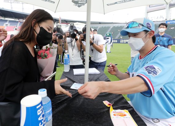 SSG 랜더스 최지훈이 16일 오후 서울 송파구 잠실야구장에서 열리는 '2022 신한은행 SOL KBO리그 올스타전’에 앞서 열린 사인회에서 야구팬에게 사인을 하고 있다. 2022.7.16/뉴스1 ⓒ News1 김진환 기자