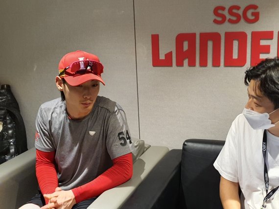 SSG랜더스필드에서 뉴스1과 인터뷰 중인 최지훈 (SSG 랜더스 제공)