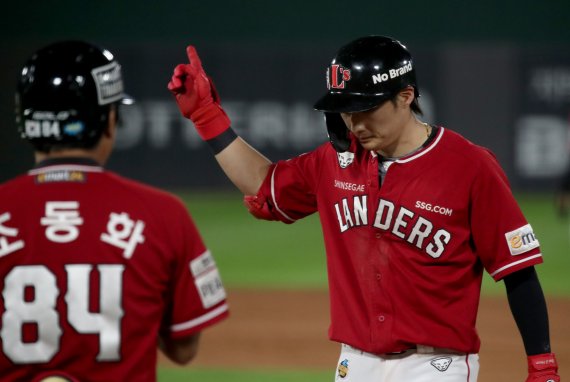 13일 오후 부산 동래구 사직야구장에서 열린 프로야구 '2022 신한은행 SOL KBO리그' SSG 랜더스와 롯데 자이언츠의 경기, 8회초 2사 1,2루 SSG 최지훈이 1타점 적시타 후 세리머니를 하고 있다. 2022.9.13/뉴스1 ⓒ News1 김영훈 기자