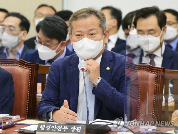 이상민 행정안전부 장관이 29일 서울 여의도 국회에서 열린 행정안전위원회 전체회의에서 의원 질의에 답변하고 있다. /사진=국회사진기자단, 연합뉴스