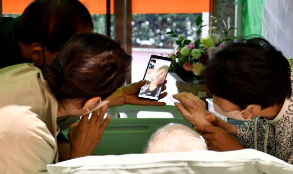 "너무 보고 싶었어요" 요양병원 접촉 면회 허용 [오늘의 사진]