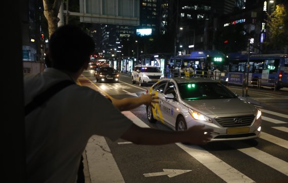 '심야택시 호출료' 5천원까지 인상…기사에 배분 '처우개선'
